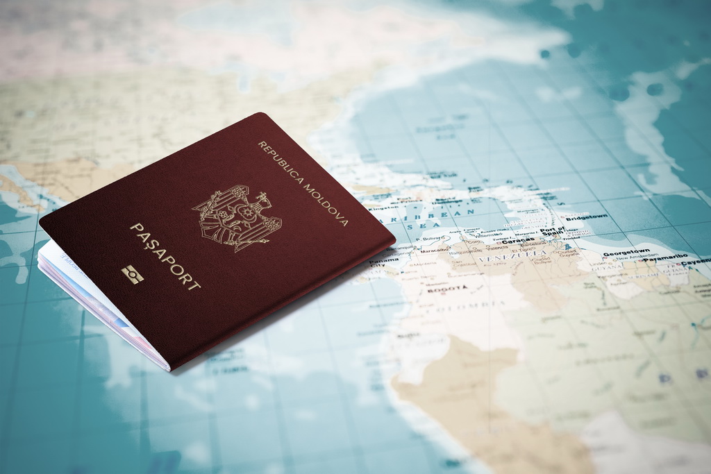 Pașaportul cetățeanului Republicii Moldova îl pot perfecta persoanele, născute în țară, dar care locuiesc în străinătate, precum și cetățenii străini, unul din părinții