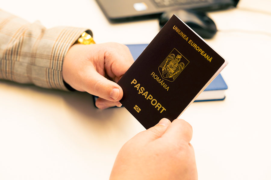 Чтобы оформить румынский загранпаспорт, нужно подать документы в румынскую службу выдачи и учета паспортов, если заявитель находится на территории Румынии.